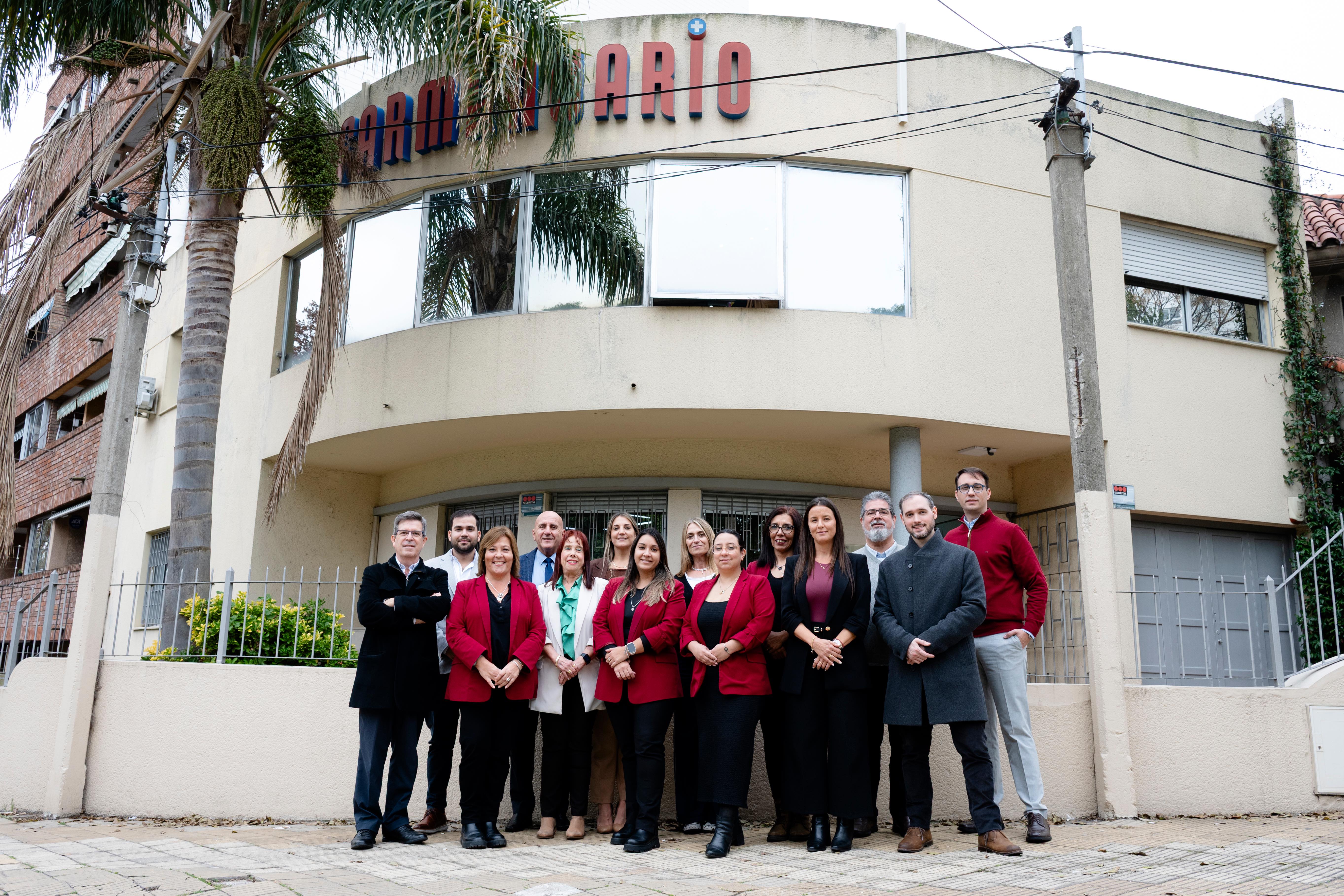 The complete Farmanuario team in front of the company building